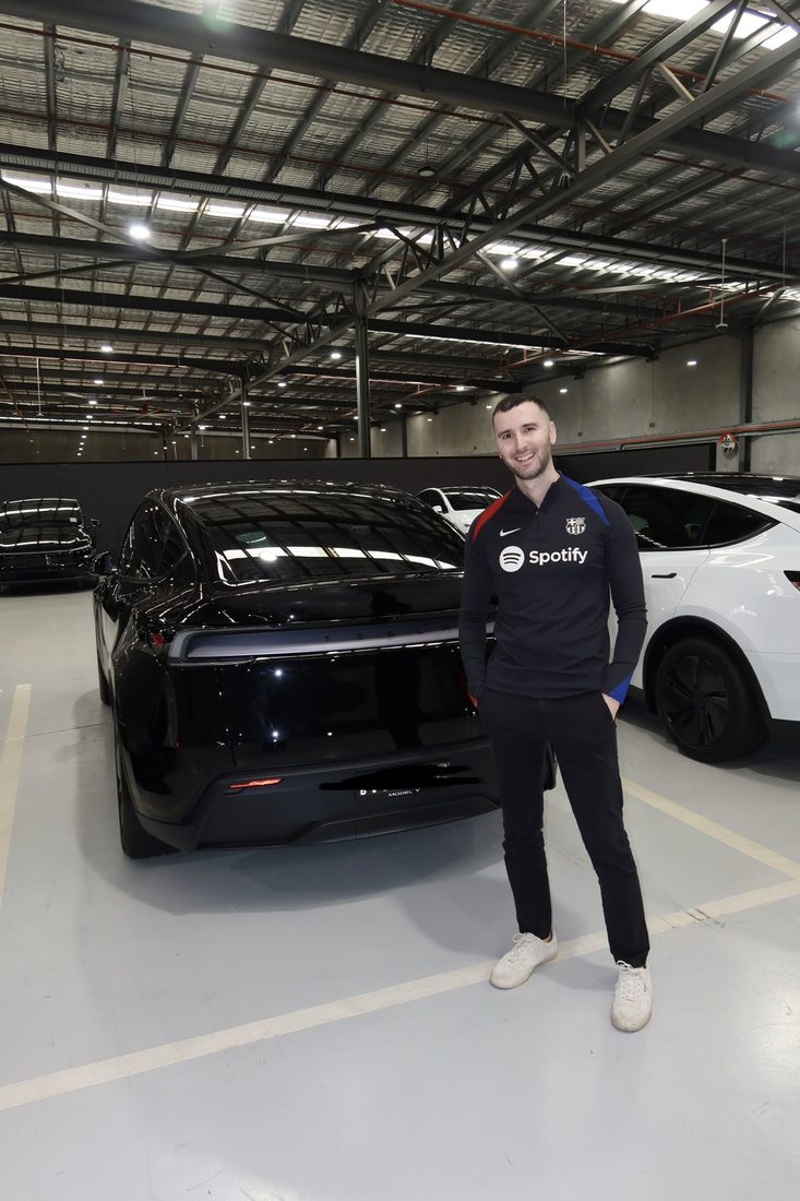 Easy As Loans customer with their car
